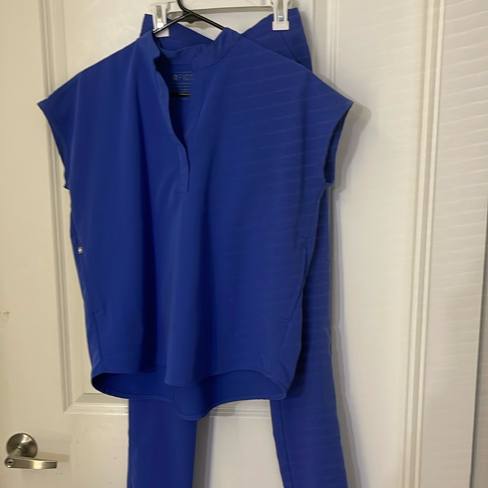 Figs retired color, MINT cond. 2 piece set in denim blue size small and XS tall